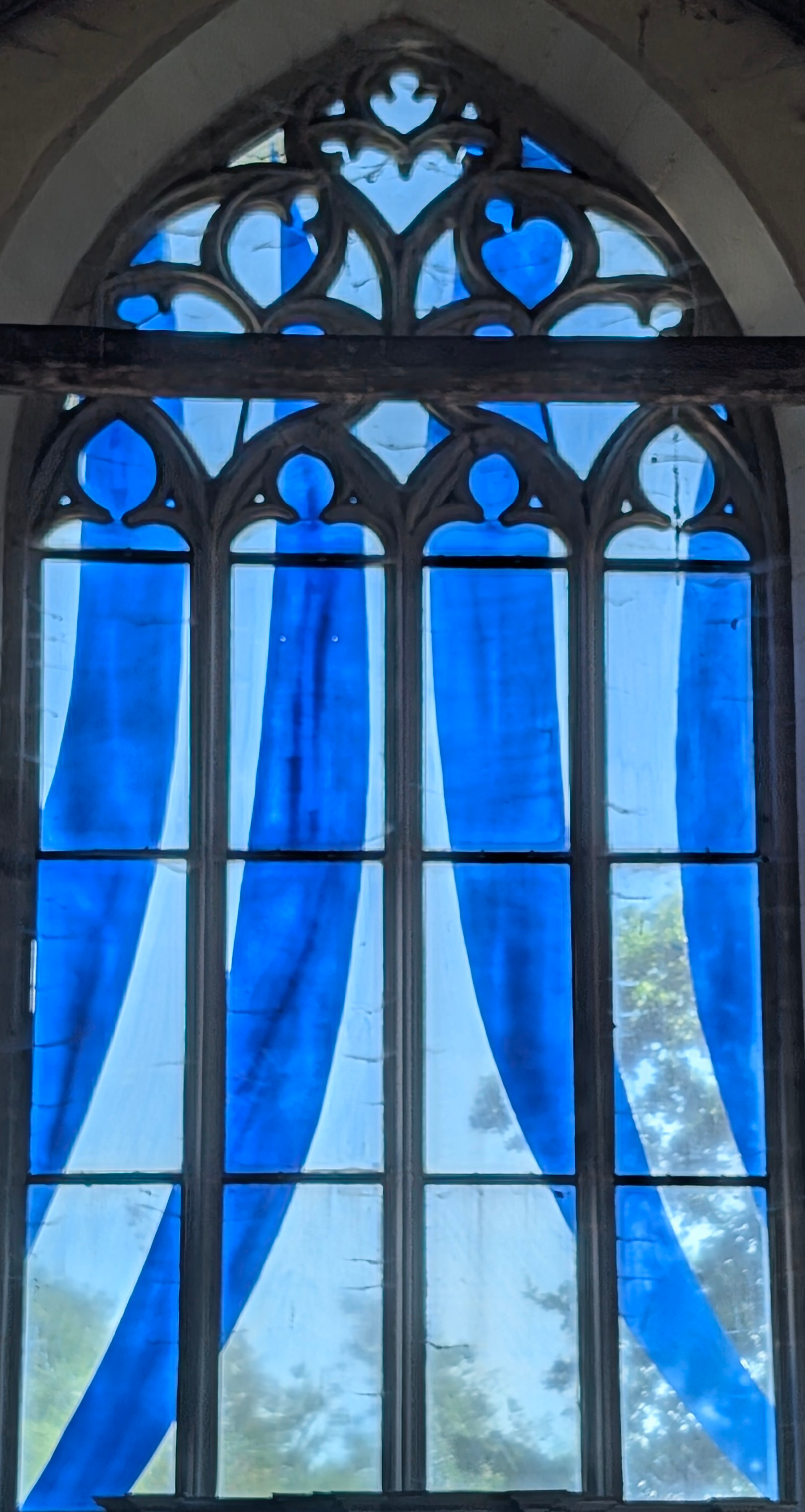 Les vitraux d'Olivier Debré à la Chapelle Saint-Maudé de La Croix-Helléan (1997)