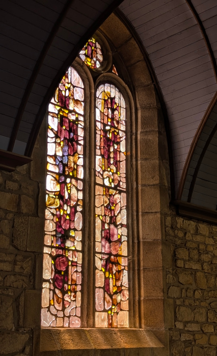 Les vitraux de Marie-Jo Guével à l'église Saint-Pierre de Crozon (1982)