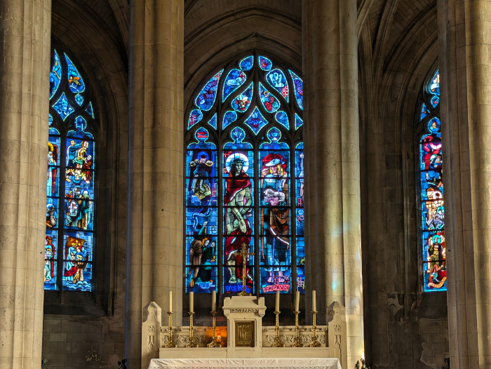 Les vitraux du chœur de l'église Saint-Pierre de Roye (1942)
