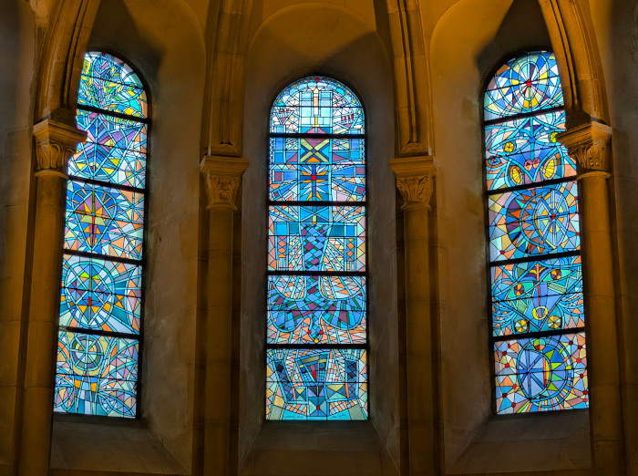 Les vitraux de Jean Cocteau à l'église Saint-Maximin de Metz (1970)
