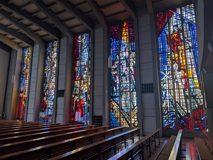 Les vitraux de Gabriel Loire à l'église Sainte-Barbe de Dudweiler (1958)