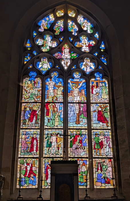 Les vitraux de Pierre Toulhoat à l'église Saint-Pierre-et-Saint-Paul de Langonnet (1984)