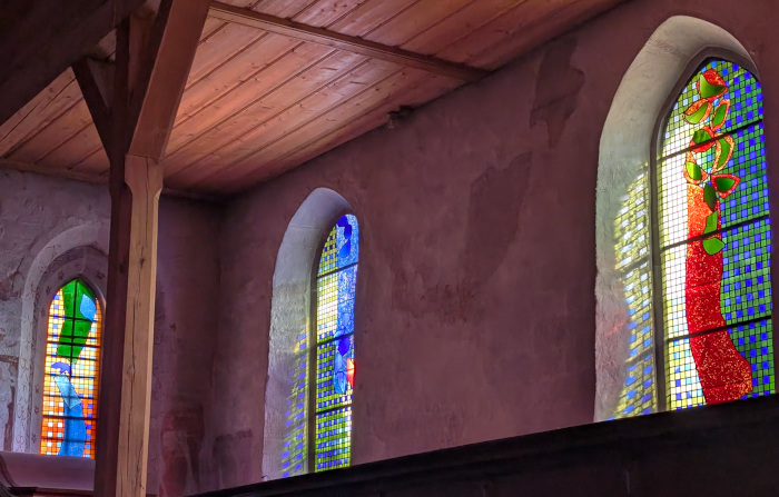 Les vitraux de Brian Clarke à l'église abbatiale de la Fille-Dieu (1996)