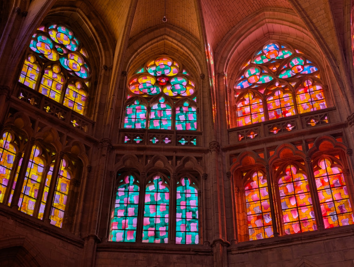 Les vitraux de Claude Viallat à la cathédrale de Nevers (1995)