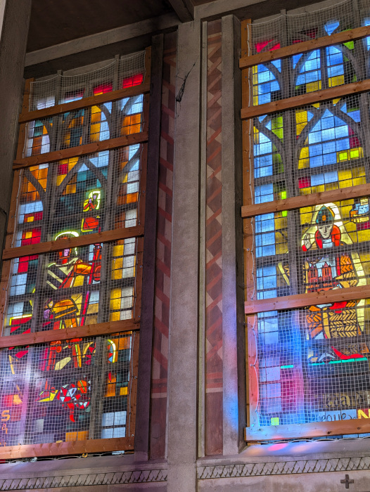 Les vitraux de la nef l'église Saint-Pierre de Roye (1939)