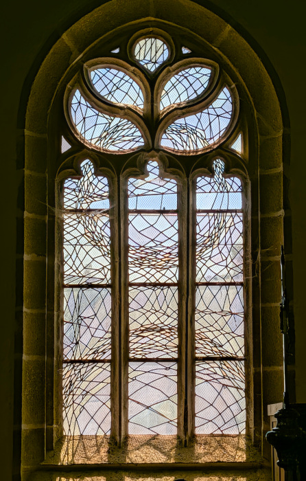 Les vitraux de Gérard Lardeur à l'église Saint-Quémeau de Locquémeau (1990)