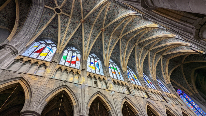 Les vitraux de Gottfried Honegger à la cathédrale Saint-Paul de Liège (2014)