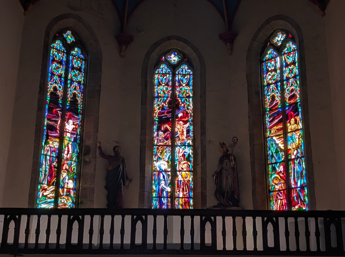 Les vitraux des ateliers Mauméjean à l'église Saint Pol-Aurélien d'Ouessant (1937)